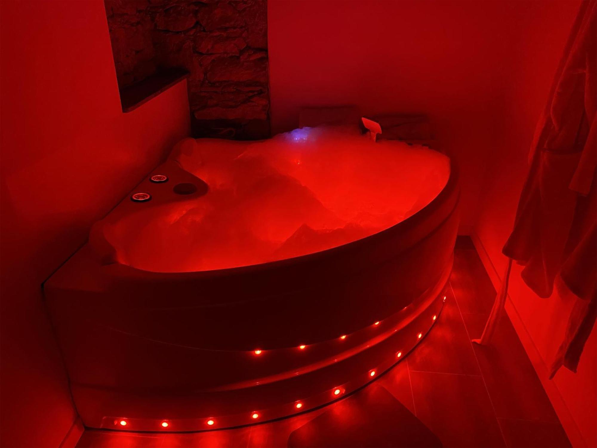 Love Room- Spa- Escale Amoureuse Puygaillard-de-Quercy Exterior photo