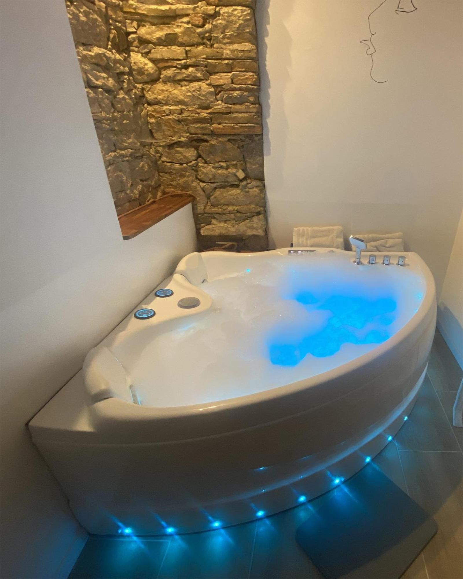 Love Room- Spa- Escale Amoureuse Puygaillard-de-Quercy Exterior photo
